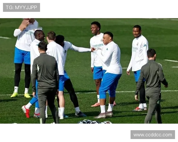 球迷态度：姆巴佩受伤，皇马中前场该怎么排兵布阵？